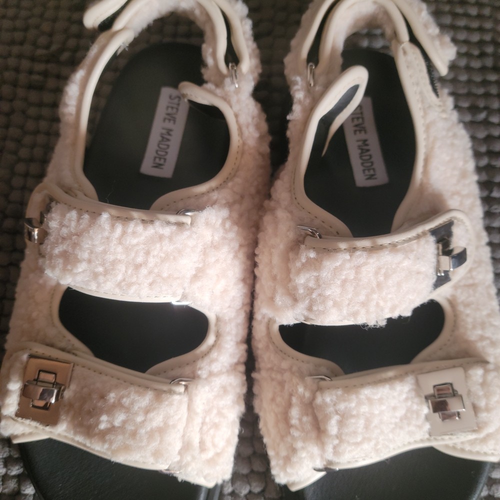 Steve Madden Cream Fleece Sandals 7M Pre Owned, Excellent Condition.
